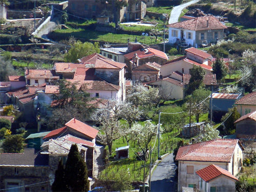 Blick auf die Häuser im Ortsteil Casa Pino